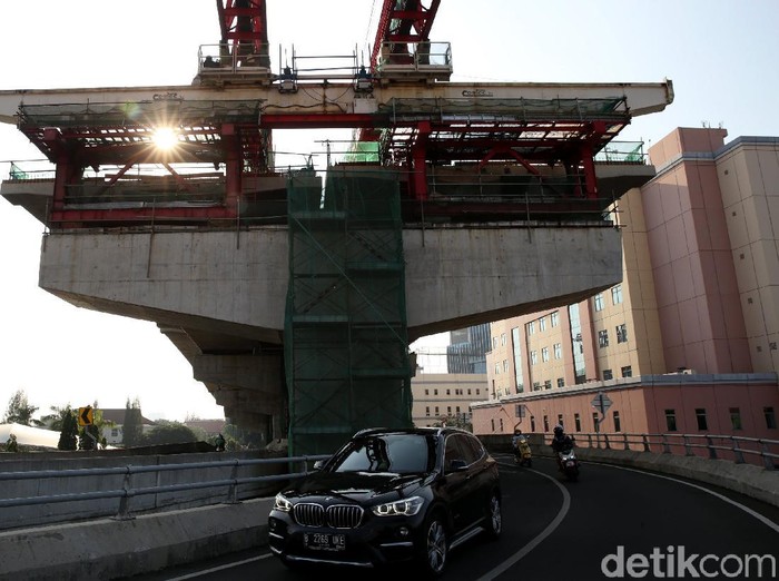 Pembangunan Tol Pulo Gebang-Kelapa Gading terus dikebut pengerjaannya. Para pekerja pun tampak sibuk menyelesaikan proyek jalan tol tersebut.