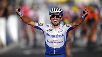Allaphilippe menjadi yang tercepat dengan catatan waktu 8 jam 41 menit 35 detik dengan jarak tempuh 186 kilomter pada etape kedua Tour de France, yang berlangsung di kawasan pegunungan di Kota Nice, Prancis. Stephane Mahe/Pool photo via AP  