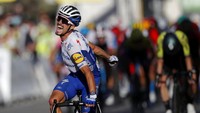 Julian Alaphilippe dari tim Deceuninck Quick Step memenangi etape kedua ajang balap sepeda paling bergengsi di dunia, Tour de France, Minggu (31/8/2020) waktu setempat. Stephane Mahe/Pool photo via AP  