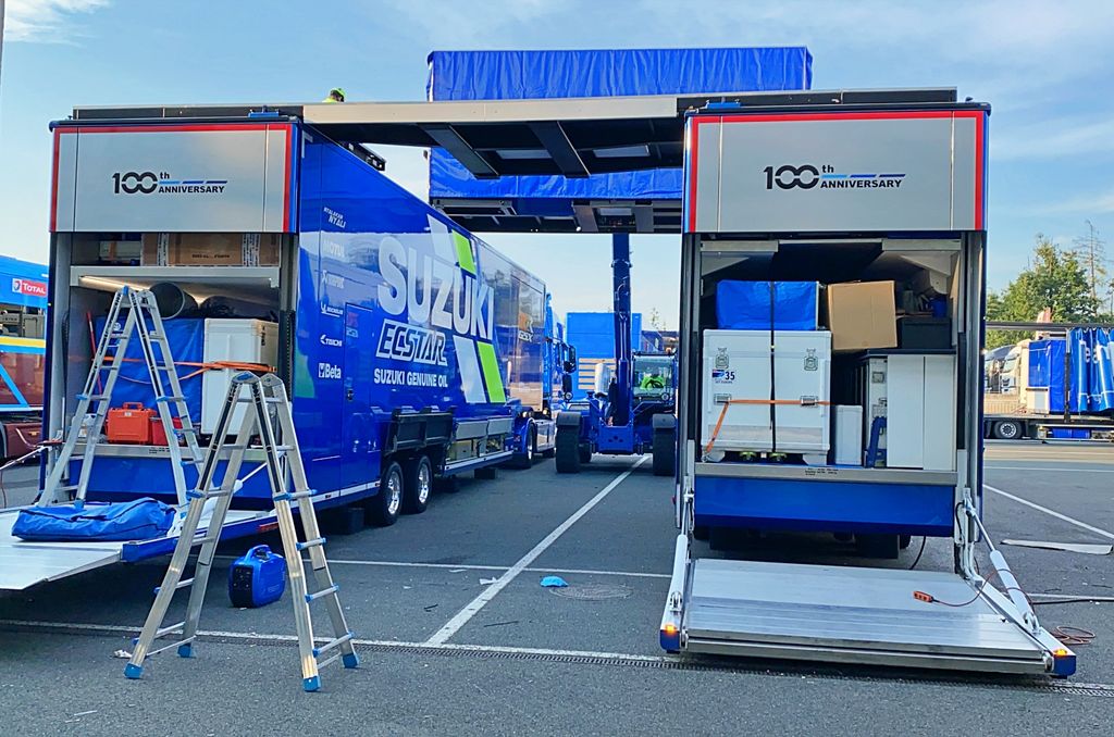 Truk Logistik Pengantar Motor MotoGP