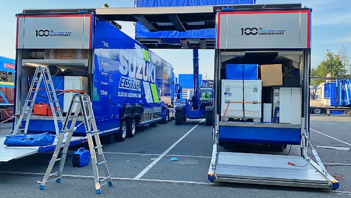 Truk Logistik Pengantar Motor MotoGP
