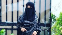 Berikutnya ada Umi Pipik yang pernah dikabarkan sudah melangsungkan pernikahan secara diam-diam dengan Sunu, mantan vokalis Matta Band. Foto: Instagram @_ummi_pipik_