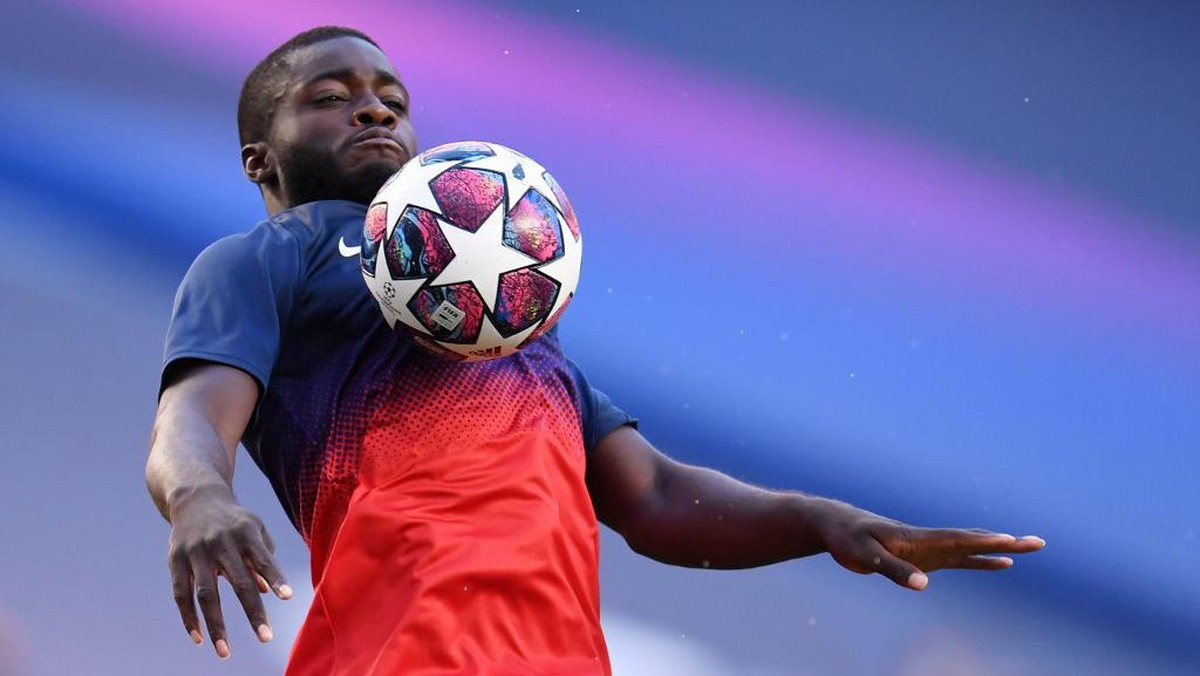 Manchester United serius mengejar Dayot Upamecano di bursa musim panas ini. (Foto: AFP/DAVID RAMOS)
