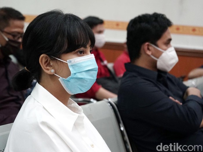 Vanessa Angel dan Bibi, suaminya, saat ditemui di PN Jakarta Barat.