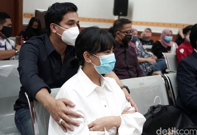 Setia mendampingi dalam suka dan duka, Bibi juga terlihat tetap mendukung istrinya ketika tersangkut kasus narkoba. Ketika itu, Vanessa, yang dalam keadaan hamil, didakwa melakukan penyalahgunaan obat-obatan. Ia kemudian divonis tiga bulan penjara dan sempat meninggalkan anaknya yang berusia empat bulan. Foto: Palevi S/detikFoto