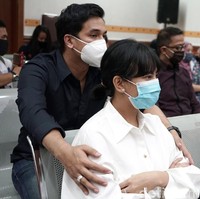 Setia mendampingi dalam suka dan duka, Bibi juga terlihat tetap mendukung istrinya ketika tersangkut kasus narkoba. Ketika itu, Vanessa, yang dalam keadaan hamil, didakwa melakukan penyalahgunaan obat-obatan. Ia kemudian divonis tiga bulan penjara dan sempat meninggalkan anaknya yang berusia empat bulan. Foto: Palevi S/detikFoto