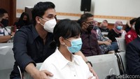 Bibi pun kerap menjaga dan menenangkan ibu satu anak tersebut. Pool/Palevi S/detikFoto.