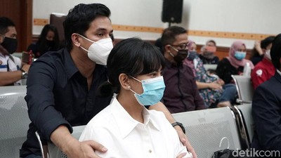 Potret Perhatian Bibi Dampingi Vanessa Angel di Persidangan