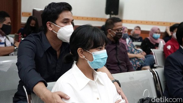 Potret Perhatian Bibi Dampingi Vanessa Angel di Persidangan