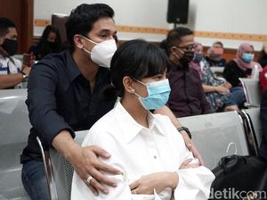 Potret Perhatian Bibi Dampingi Vanessa Angel di Persidangan