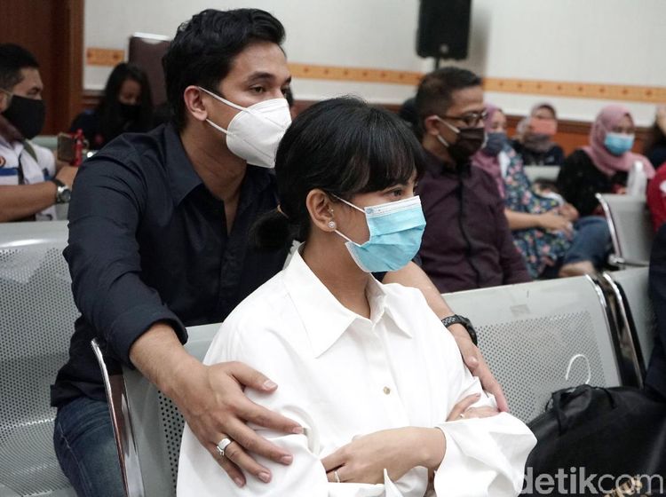 Potret Perhatian Bibi Dampingi Vanessa Angel di Persidangan