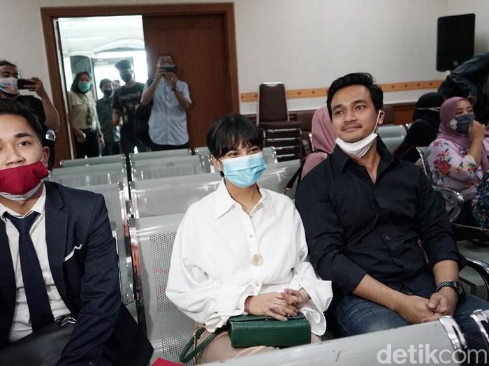 Vanessa Angel dan Bibi, suaminya, saat ditemui di PN Jakarta Barat.