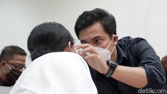 Vanessa Angel dan Bibi, suaminya, saat ditemui di PN Jakarta Barat.