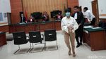 Potret Perhatian Bibi Dampingi Vanessa Angel di Persidangan