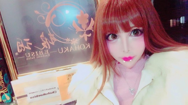 Vanilla sudah mulai berusaha jadi boneka Prancis sejak SD. Dilansir sejumlah sumber, ia telah menghabiskan biaya lebih dari USD 2 juta atau sekitar Rp 29 miliaran untuk tampil seperti sekarang. Uang operasi itu sebelumnya didapatkan dari profesinya sebagai hostess di sebuah klub hostess ekskusif tapi kini ia mulai membuka bar. Foto: Instagram @vani0531