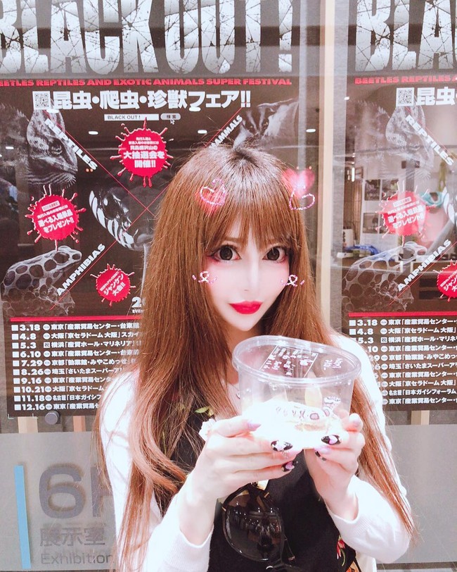 Aku pikir ketika aku kecil, saat masih TK. Aku pertama kali melihat boneka Prancis di rumah nenekku. Aku pikir boneka itu lucu. Sejak saat itu aku mengubah apa yang aku pakai bahkan riasanku untuk seperti Lolita, ujarnya. Jadi aku pikir jika aku punya penampilan sempurna makan akan cocok dengan penampilan Lolita, tambah Vanilla. Foto: Instagram @vani0531