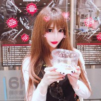 Aku pikir ketika aku kecil, saat masih TK. Aku pertama kali melihat boneka Prancis di rumah nenekku. Aku pikir boneka itu lucu. Sejak saat itu aku mengubah apa yang aku pakai bahkan riasanku untuk seperti Lolita, ujarnya. Jadi aku pikir jika aku punya penampilan sempurna makan akan cocok dengan penampilan Lolita, tambah Vanilla. Foto: Instagram @vani0531