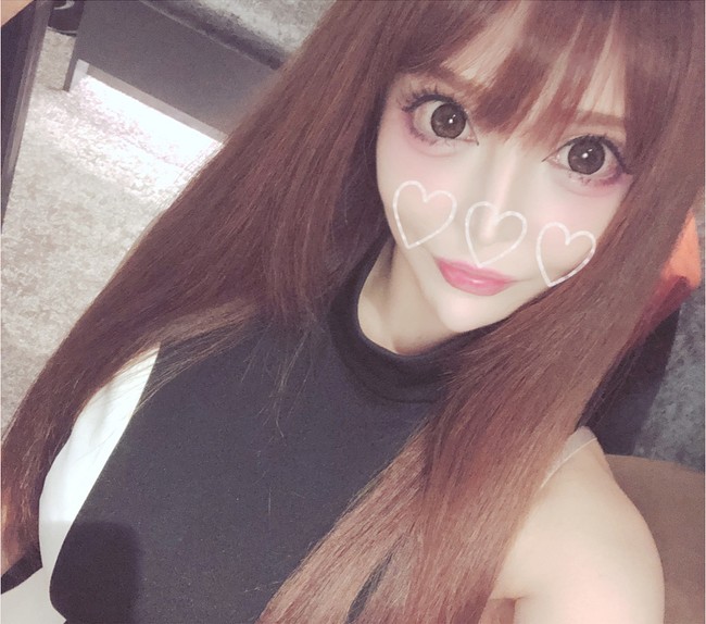 Banyak wanita ingin tampil dengan kesan lugu bak boneka. Vanilla Camu pun sudah lama tergila-gila ingin menjadi boneka hidup, tepatnya boneka Prancis. Karena itu, ia rela menempuh rserangkaian operasi wajah dan tubuh untuk bisa tampil sesuai keinginan. Foto: Instagram @vani0531