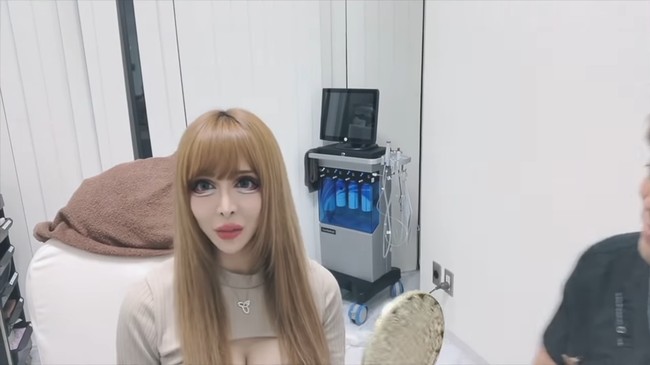 anita yang mengaku sudah 100 kali operasi plastik itu pun tidak hanya mengutamakan wajahnya. Ia juga pernah tiga kali operasi payudara hingga ukuran M. Selanjutnya Vanilla berniat untuk menjalani liposuction di paha dan perut. Foto: Youtube