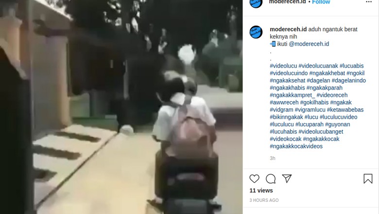 Video Lucu Pemotor Untung pakai helm, kepala pembonceng motor yang ngantuk disambar plang marka jalan.