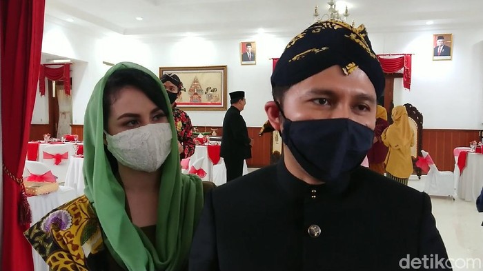 Ledakan kasus COVID-19 di salah satu ponpes di Banyuwangi menjadi perhatian serius Pemprov Jatim. Petugas melakukan isolasi wilayah, tracing dan testing secara masif.