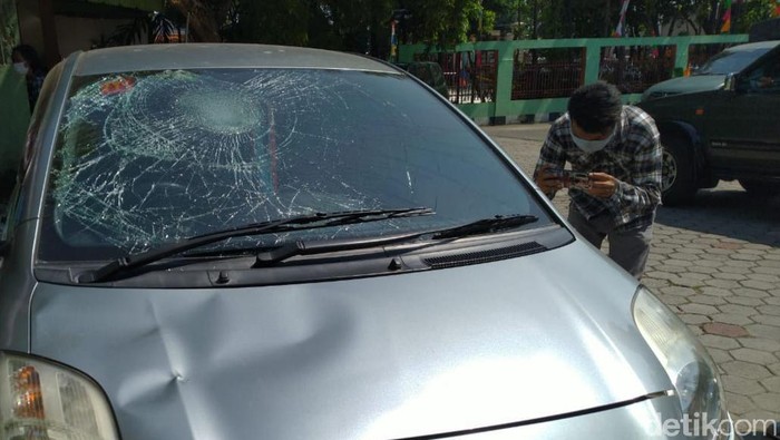 Warga bercerita mobilnya ini ikut dirusak saat Polsek Ciracas diserang (detikcom)