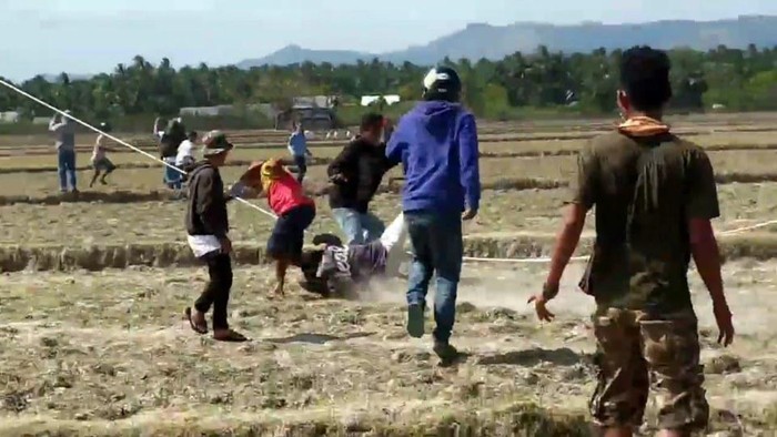 Warga Polman terseret layangan ukuran raksasa.