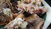Kami memesan beberapa variasi ikan mujair bakar dan goreng, lainnya yakni berbumbu sambal matah. Hawa pegunungan yang terbilang sejuk menambah selera makan kami, apalagi memakannya di saat nasi masih panas.