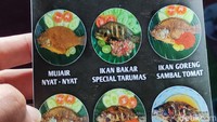 Warung Tarumas menyediakan ikan mujair khas danau Batur. Menunya antara lain ikan bakar spesial Tarumas, mujair nyat-nyat, ikan goreng sambal matah, ikan goreng sambal tomat dan lain-lain.