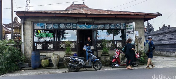 Salah satu restoran tradisional yang kami datangi bernama Warung Tarumas. Lokasinya ada di Jalan Raya Kintamani, Batur Selatan, Kintamani, kabupaten Bangli, Bali. Salah satu restoran tradisional yang kami datangi bernama Warung Tarumas. Lokasinya ada di Jalan Raya Kintamani, Batur Selatan, Kintamani, kabupaten Bangli, Bali.