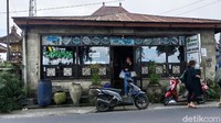 Salah satu restoran tradisional yang kami datangi bernama Warung Tarumas. Lokasinya ada di Jalan Raya Kintamani, Batur Selatan, Kintamani, kabupaten Bangli, Bali.