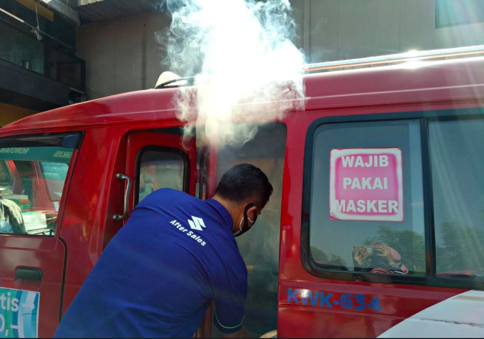 1.101 Angkot Jak Lingko disemprotkan disinfektan