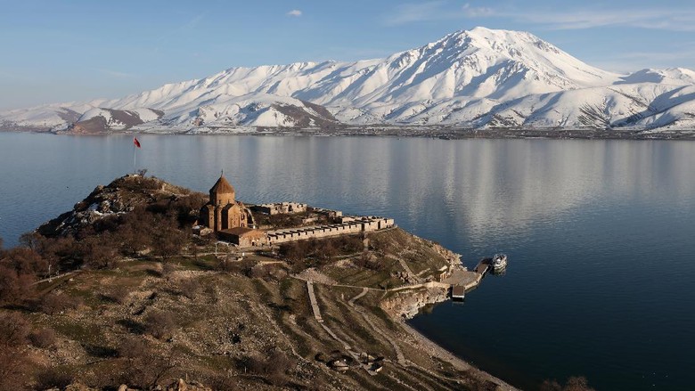 1127759709 Danau Van di Turki