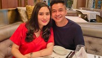 Selain itu, banyak juga yang mengira bahwa selebriti kelahiran 14 April 1987 merupakan cucu dari Maruf Amin. Namun belakangan diklarifikasi bahwa Adly Fairuz bukan cucu Maruf Amin, tapi masih memiliki hubungan keluarga. Foto: Instagram @adlyfayruz