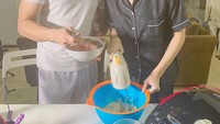 Bukan hanya menikmati saja, Adly Fairuz bahkan jago masak. Ia seru sering membantu istrinya masak di dapur. Seperti pada momen ini Adly membantu sang istri saat membuat kue. Foto: Instagram @adlyfayruz