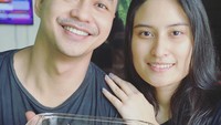 Dari sekian banyak kuliner, Adly Fairuz mengaku paling senang dengan makanan udang saus padang. Sebelum menyantap habis, Adly Fairuz berfoto bersama makanan kesukaannya. Foto: Instagram @adlyfayruz