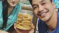 Nah, kalau yang satu ini adalah momen di mana Adly Fairuz dibuatkan kue kering lidah kucing oleh istrinya. Dibuatin lidah kucing, terimakasih bul, tulisnya pada caption. Foto: Instagram @adlyfayruz