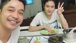 Intip Momen Adly Fairuz yang Hobi Masak Bareng Istri