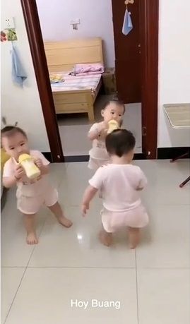 Bocah Kembar 3 Sabar Saat Ayahnya Siapkan Makanan