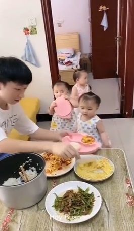 Bocah Kembar 3 Sabar Saat Ayahnya Siapkan Makanan
