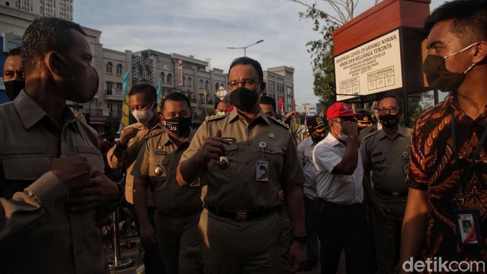 Gubernur DKI Jakarta Anies Baswedan resmikan tugu peti mati korban COVID-19 di Jakarta Utara. Tugu peti mati itu dibuat sebagai peringatan akan bahaya COVID-19.