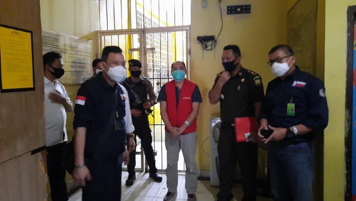 Azeman (44) pelaku perambahan dan perusakan lingkungan di Pulau Bangka divonis 4,6 tahun kurungan dan denda Rp 3 miliar oleh Pengadilan Negeri Koba Kabupaten Bangka Tengah