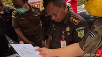 Jaksa mencatat temuan di dalam mobil mewah Pinangki tersebut.