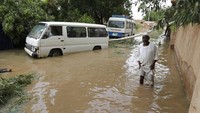 Selain rumah warga, banjir juga menggenangi jalanan.  