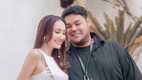 Baru-baru ini ramai kabar soal kedekatan Ivan Gunawan dengan model cantik bernama Bella Aprilia. Dok. Instagram/bellaapriliasant