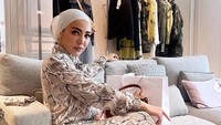 Bella pun lebih sering tampil dengan jumpsuit bermotif. Dok. Instagram/bellashofie_rigan