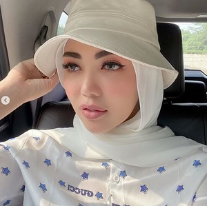 Bella Shofie Pamer Foto Tanpa Hijab saat Liburan, Netizen Auto Nyinyir