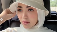Ia pun sering menggabungkan hijabnya itu dengan topi dan lainnya. Dok. Instagram/bellashofie_rigan