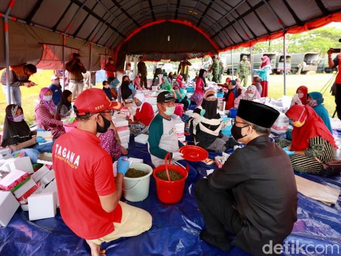 Pemkab Banyuwangi membuat dapur umum untuk penanganan COVID-19 di klaster ponpes. Dapur umum tersebut menyediakan 18.000 porsi makanan per hari.
