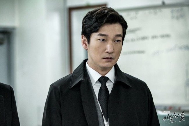 Ranking kedua ada Cho Seung Woo yang belum lama ini bermain di season kedua serial Forest of Secrets, ditayangkan tvN. Total indeksnya mencapai 3.290.796. Data ini didapatkan lewat analisa dari 27 Juli - 28 Agustus 2020. Foto: tvN